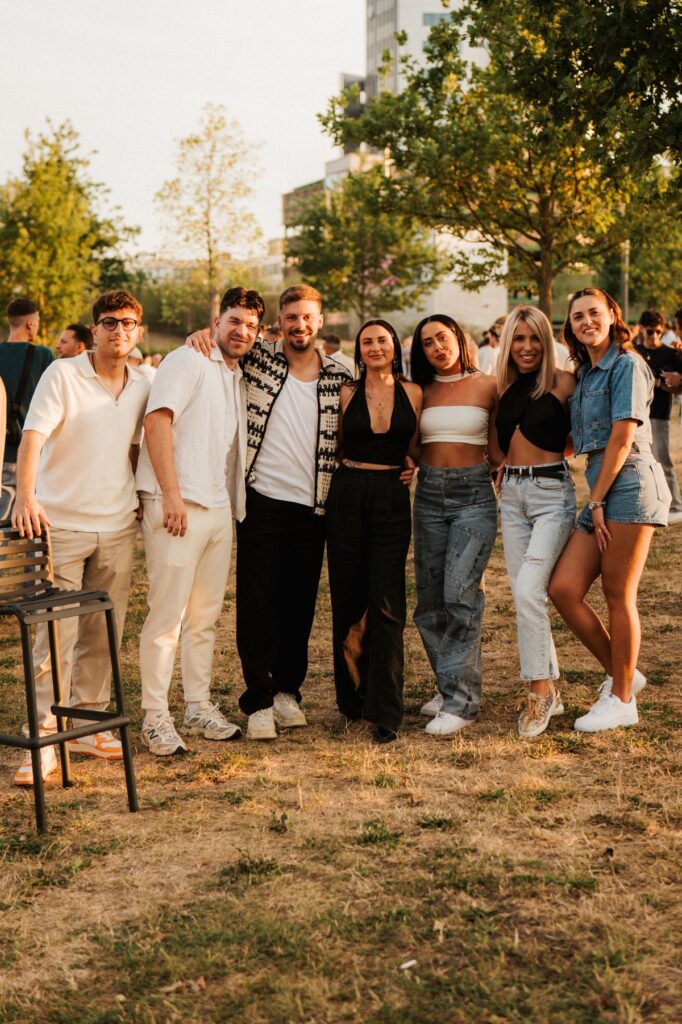 Freundesgruppe bei einem TEAL. Event im Park