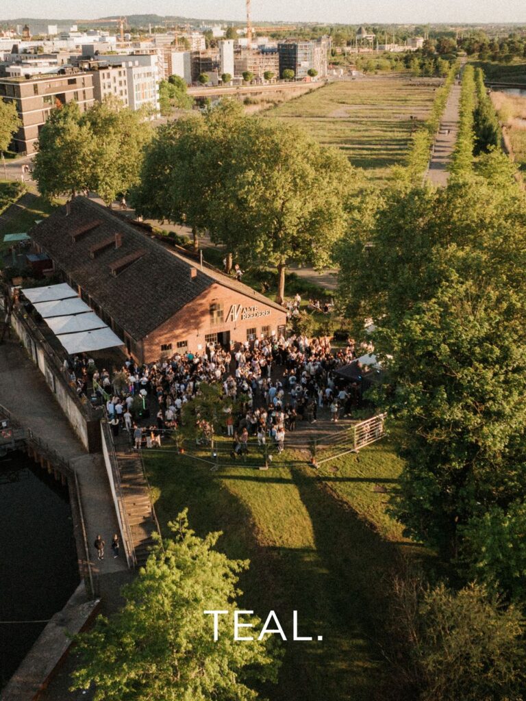Luftaufnahme der Alten Reederei am Wasser bei einem TEAL. Event