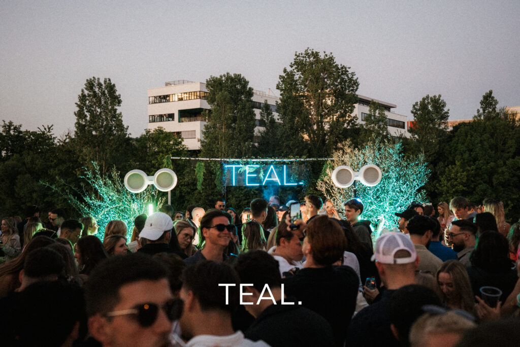 TEAL. Buehne bei Daemmerung an der Alten Reederei