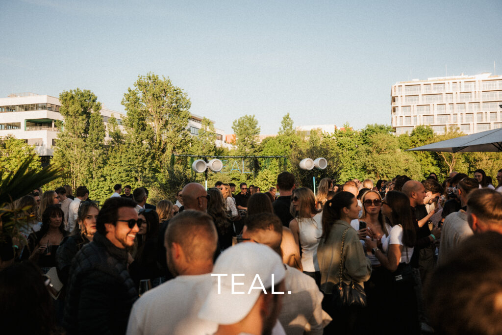 TEAL. Crowd bei Sonnenschein an der Alten Reederei