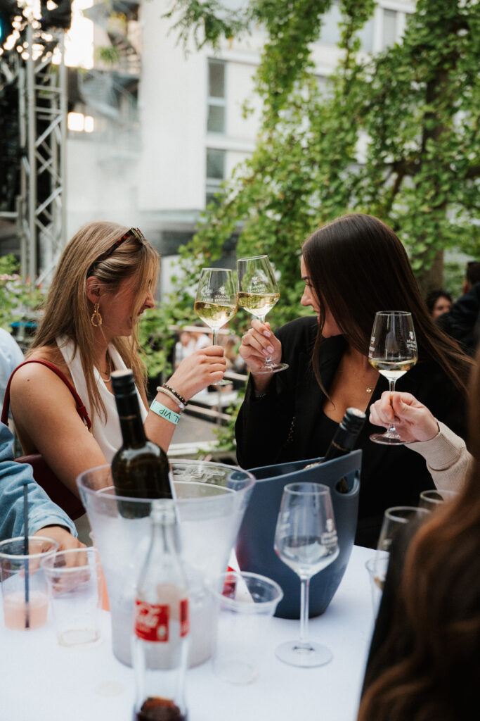 Freunde stossen bei einem TEAL. Event an