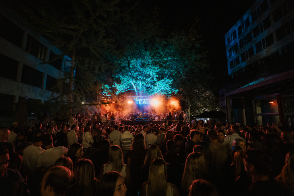 TEAL. Buehne bei Nacht mit teal-beleuchtetem Baum